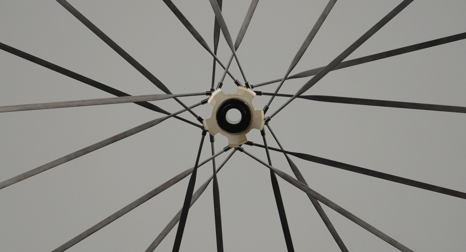 <strong>Sistema de ruedas con radios de carbono</strong>